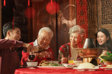 饮料贴图摄影照片_幸福东方家庭过年聚餐