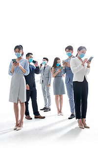 冠状病毒口罩摄影照片_戴口罩使用手机的商务人群