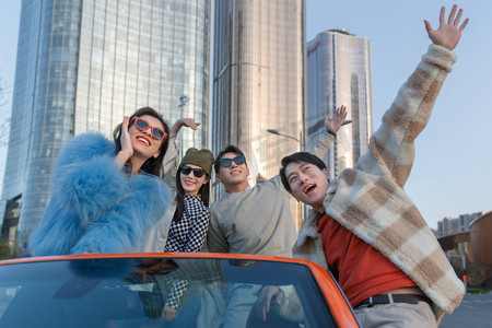 时尚个性的青年人驾驶跑车去兜风