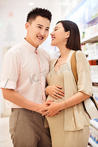 幸福孕妇摄影照片_孕妇和丈夫购买奶粉