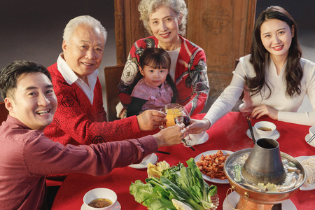 阖家团圆海报摄影照片_幸福的东方家庭过年举杯庆祝