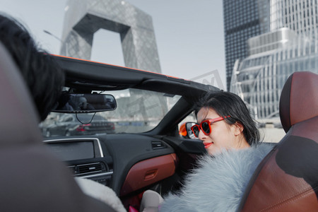 跑车图片摄影照片_时尚的青年伴侣驾驶跑车兜风