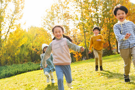 嬉戏摄影照片_欢乐儿童在公园里奔跑玩耍