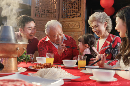 五个人摄影照片_幸福东方家庭过年吃团圆饭