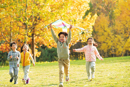 小朋友摄影照片_快乐的小朋友在公园里放风筝