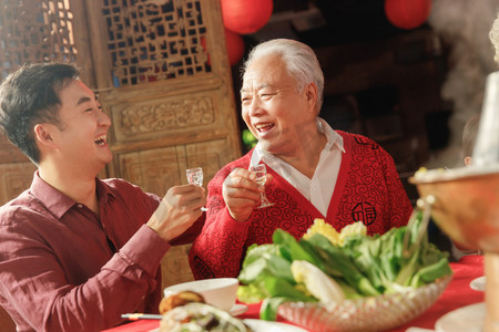 幸福父子吃年夜饭喝酒