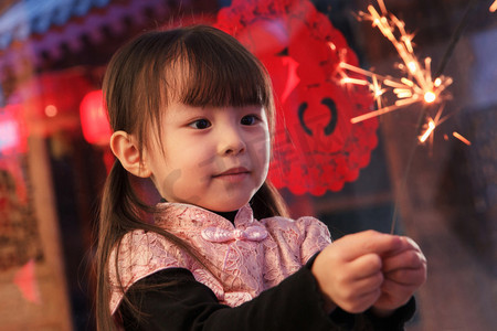 中国剪纸摄影照片_手拿烟花的可爱小女孩