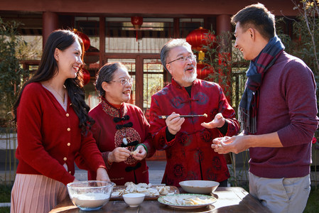 四合院影壁摄影照片_幸福的家庭过年包饺子