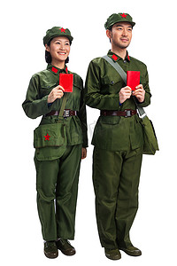 红色军人背景摄影照片_身穿军装的青年夫妇