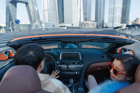 兜风个人vip和企业vip免费下载时尚的青年女人坐在副驾驶兜风个人vip