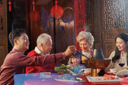 吃年夜饭的人摄影照片_幸福东方家庭过年吃年夜饭