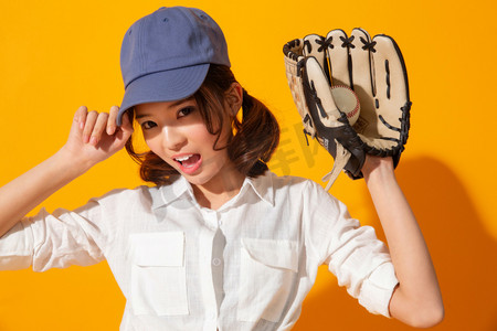 人物背景简洁摄影照片_年轻女孩打棒球