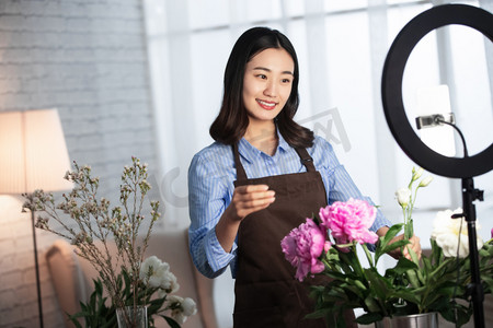 青年女人在线直播插花艺术