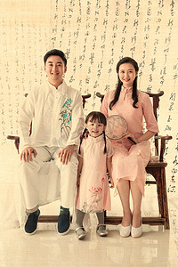 书法汉摄影照片_穿中式服装的复古家庭
