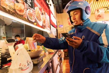 外卖员在餐厅取餐