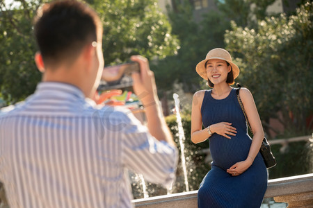 孕妇户外摄影照片_丈夫给怀孕的妻子照相