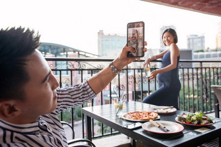 孕妇户外摄影照片_青年夫妇在餐厅用餐