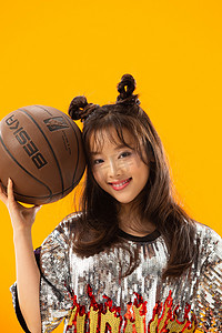 年轻女孩拿着篮球
