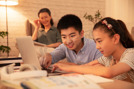 学习少女摄影照片_学生看着电脑在线学习