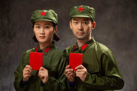 红色军人背景摄影照片_青年夫妇的军装照