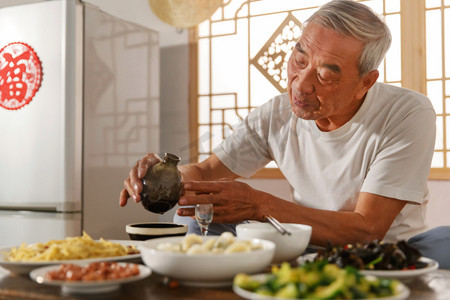 现代家园摄影照片_老年人坐在家里吃饭喝酒