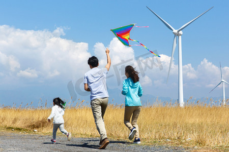 风筝摄影照片_快乐家庭在户外郊游