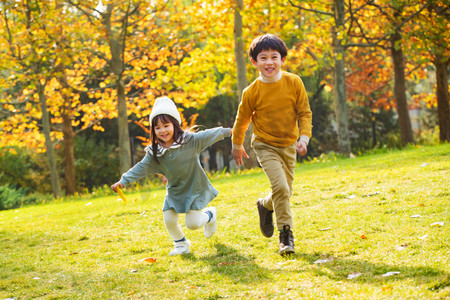 欢乐的男孩和女孩在公园里奔跑玩耍