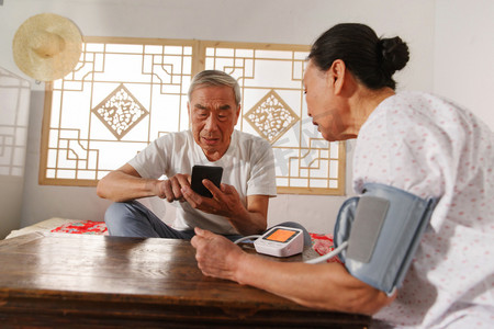 老年夫妇在家量血压