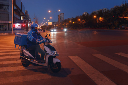 夜晚工作的外卖员