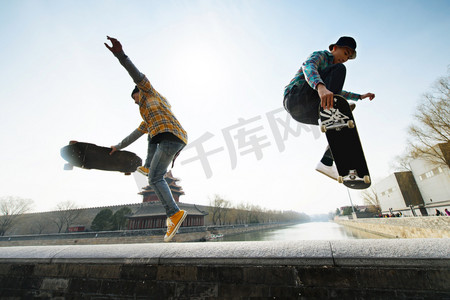 年轻人中国摄影照片_玩滑板的年轻人