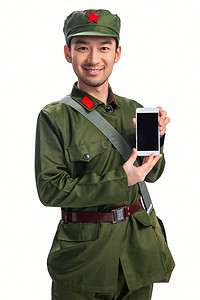 人物照片展示摄影照片_穿军装的青年男人展示手机