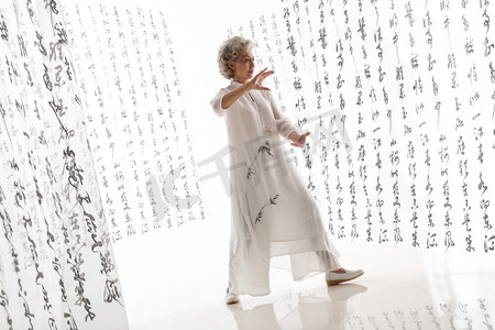 中式衣领摄影照片_优雅的老年女性打太极