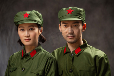 青年革命青年摄影照片_青年夫妇的军装照