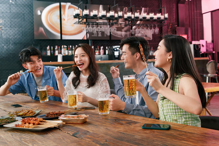 青年朋友在酒吧喝酒