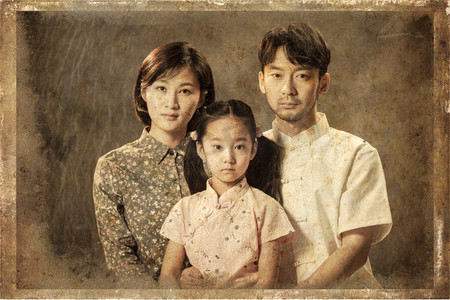 春分中国风海报摄影照片_幸福家庭老照片