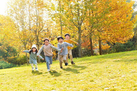 人物奔跑图片摄影照片_快乐儿童在草地上奔跑