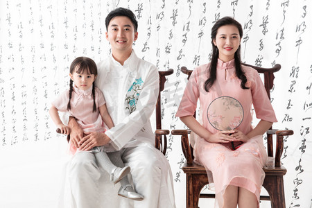 中国复古风格背景摄影照片_穿中式服装的复古家庭