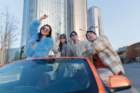 时尚个性的青年人驾驶跑车去兜风