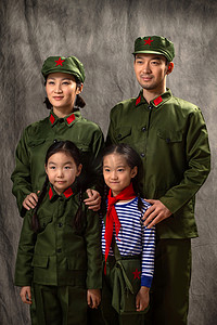 军人家庭摄影照片_幸福家庭军装照