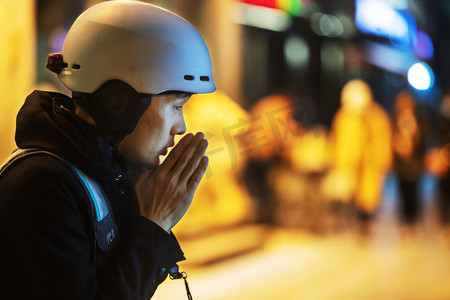 夜晚户外等待的代驾员