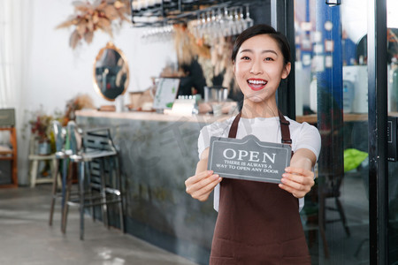 咖啡店标志摄影照片_咖啡店的女服务员