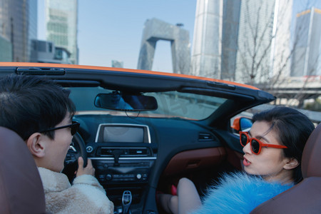 企业vip免费下载时尚的青年伴侣驾驶跑车兜风个人vip和企业vip免费