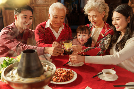 幸福的东方家庭过年举杯庆祝