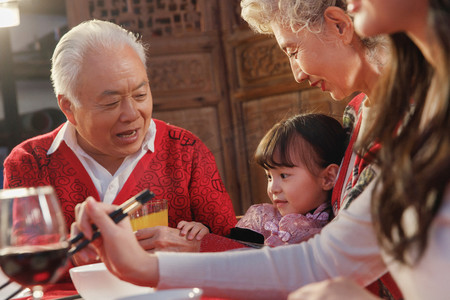 老年人用餐摄影照片_幸福的祖父母和孙女用餐