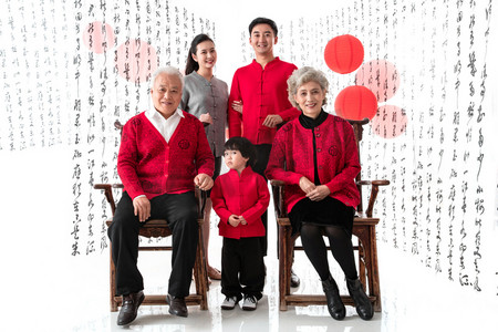 快乐的东方家庭庆贺新年幸福家庭庆贺新年幸福的三代同堂庆贺新年幸福