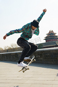 年轻人城市摄影照片_玩滑板的年轻人