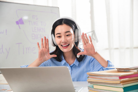 中国风水墨花摄影照片_青年女人在线直播教育