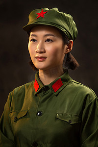 青年女人的军装形象