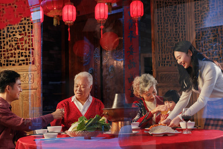 红色新年摄影照片_幸福东方家庭过年聚餐