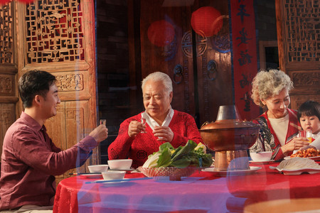 举杯红酒摄影照片_幸福东方家庭过年聚餐